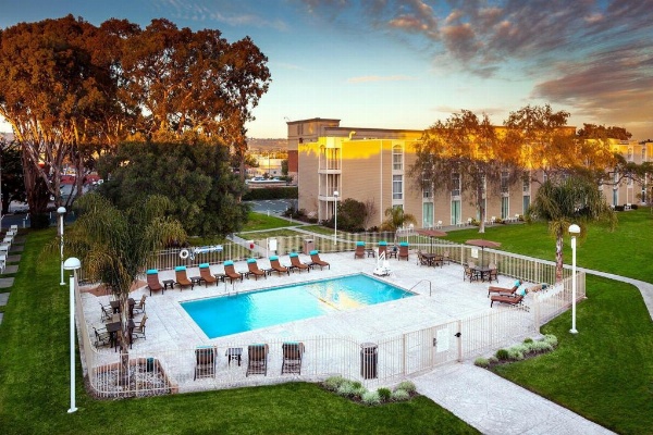 Hilton Oakland Airport Main image